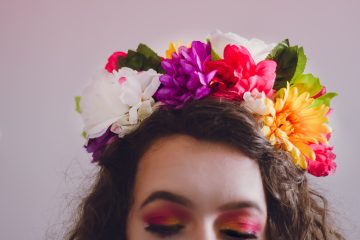 Girl wearing flower crown headbanc